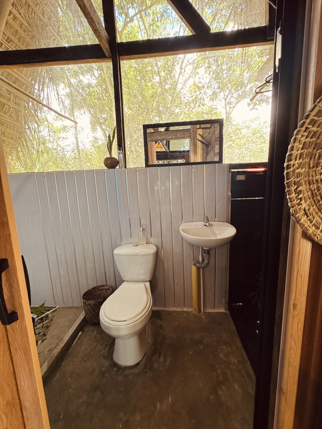 Baño privado semi-abierto rodeado de selva