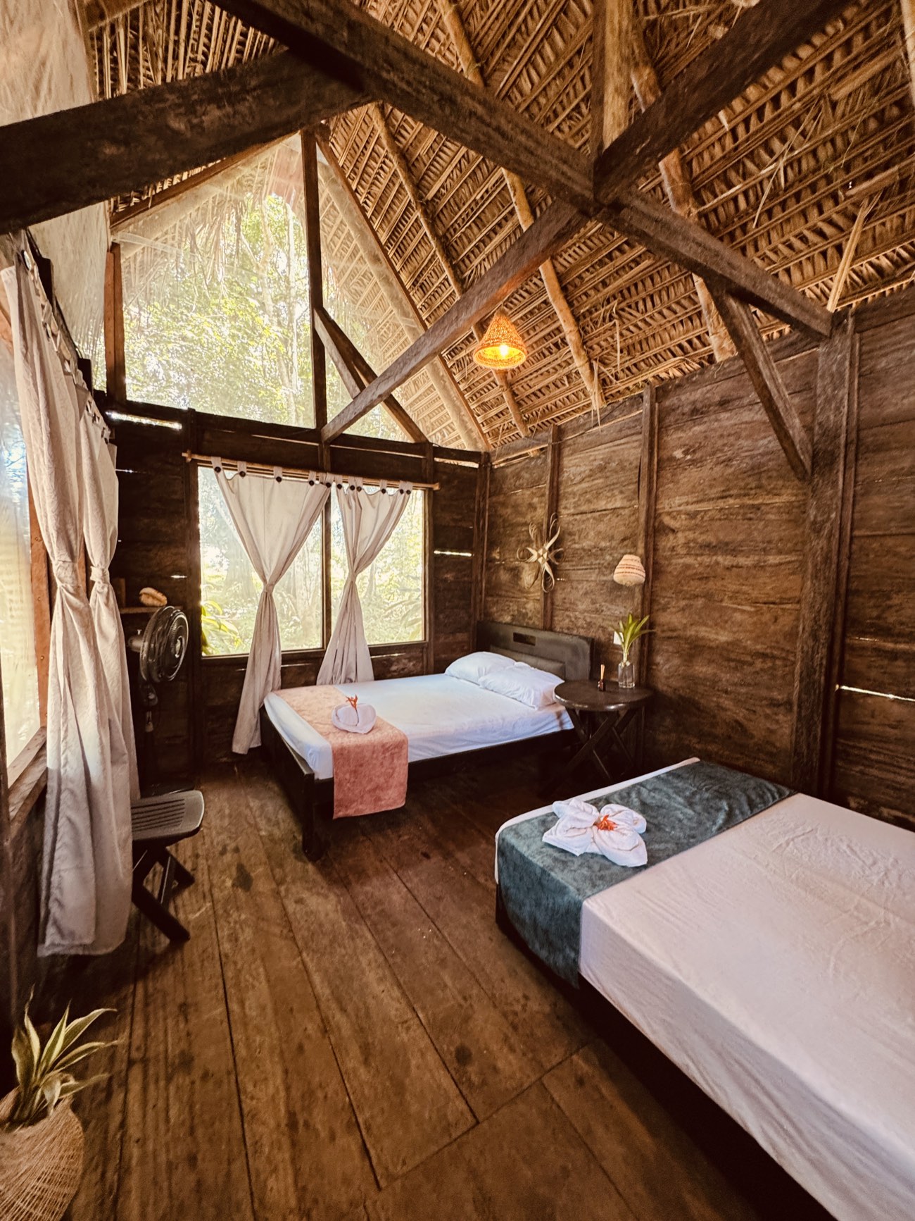 Habitación de Nawala con camas vestidas en tonos tierra